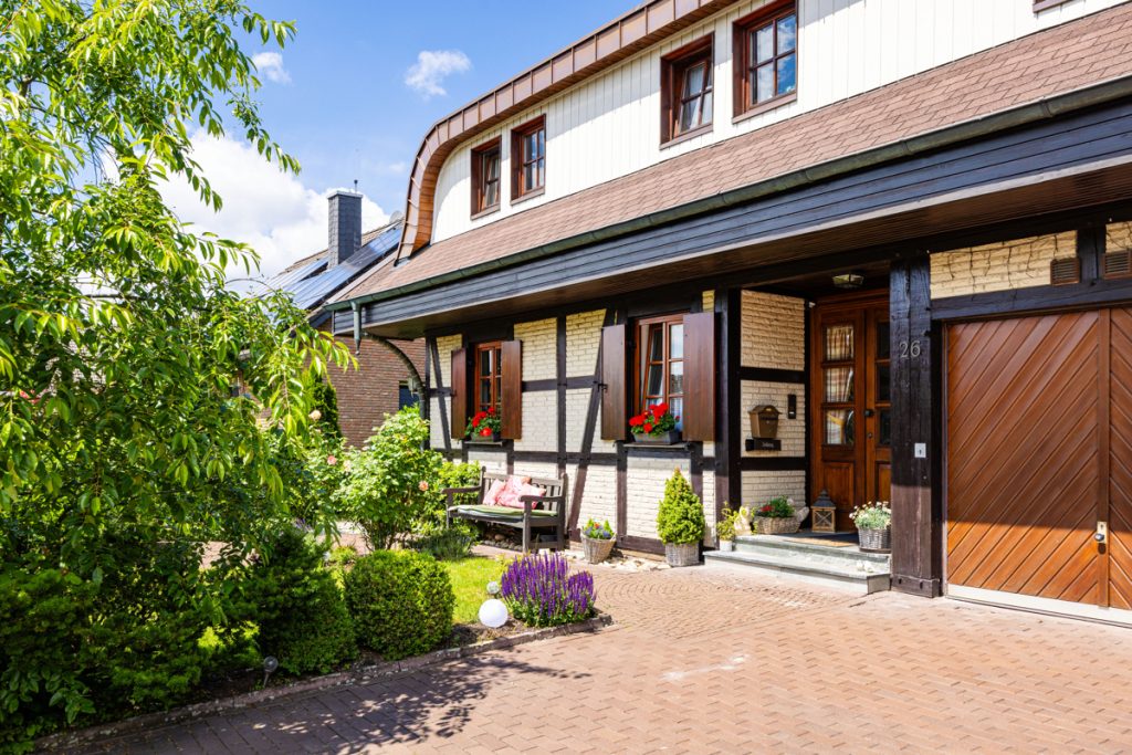 Immobilienangebot - Halle/Westf. - Alle - Charmant im Landhauslook mit 3 Garagen - Einfamilienhaus mit Einliegerwhg.
