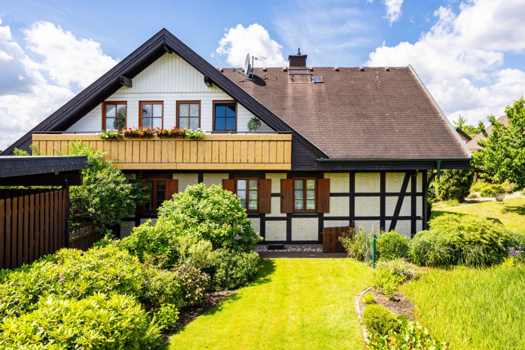 Immobilienangebot - Halle/Westf. - Alle - Charmant im Landhauslook mit 3 Garagen - Einfamilienhaus mit Einliegerwhg.