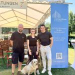 v. l.: Jan Dahme (Vorstandsvorsitzender Tierschutzverein Bielefeld), Susanne Müller (Tierheimleitung) mit der Hündin „Lady Pummeluff“und Tim Thiesbrummel (Geschäftsführender Gesellschafter Am Buschkamp Immobilien)