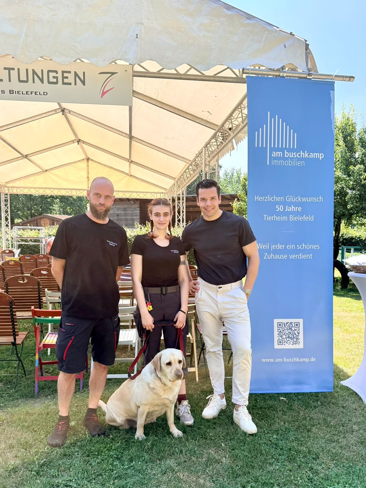 v. l.: Jan Dahme (Vorstandsvorsitzender Tierschutzverein Bielefeld), Susanne Müller (Tierheimleitung) mit der Hündin „Lady Pummeluff“und Tim Thiesbrummel (Geschäftsführender Gesellschafter Am Buschkamp Immobilien)