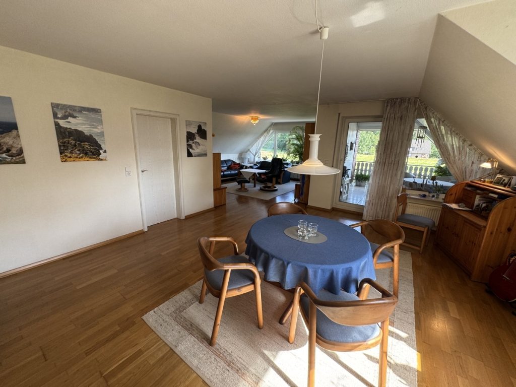 Immobilienangebot - GT-Friedrichsdorf - Alle - Groß und zeitgemäß! 4-Zi.-Obergeschosswohnung mit Dachloggia und Garage