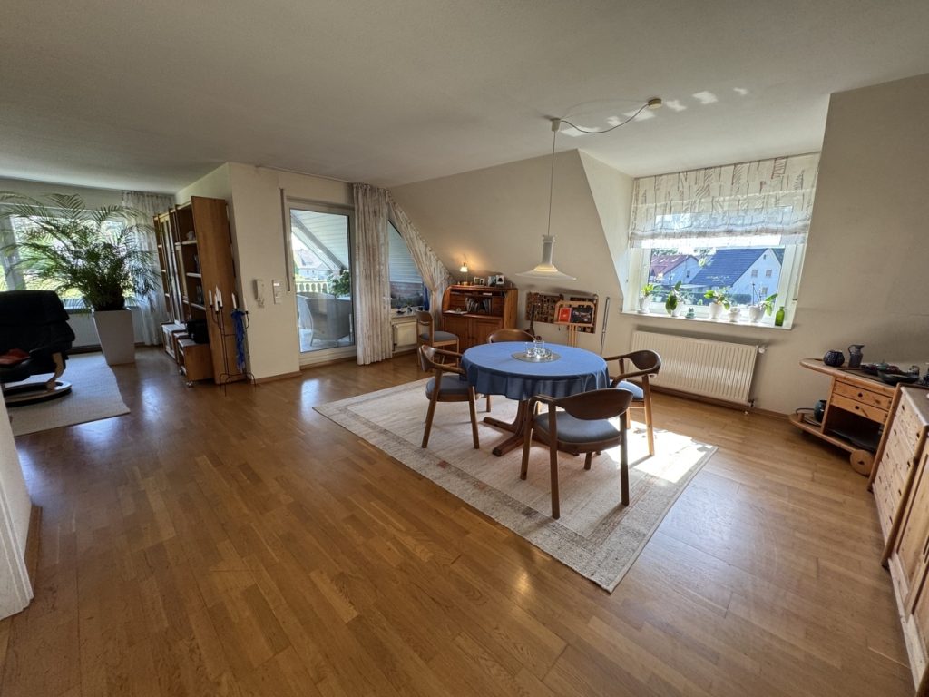Immobilienangebot - GT-Friedrichsdorf - Alle - Groß und zeitgemäß! 4-Zi.-Obergeschosswohnung mit Dachloggia und Garage