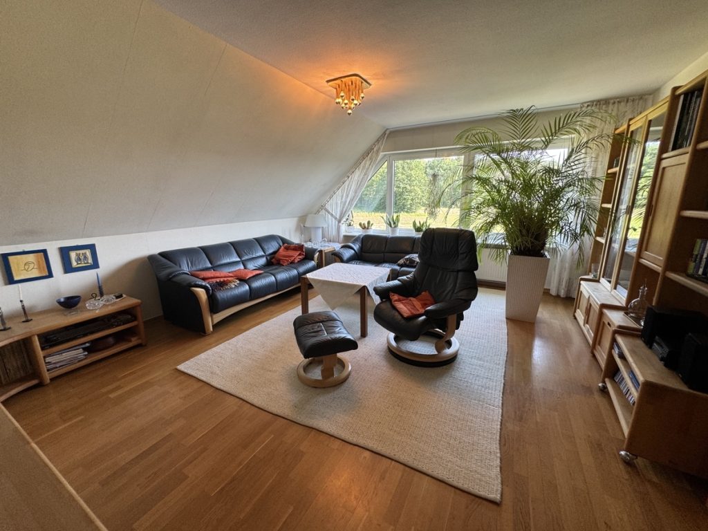 Immobilienangebot - GT-Friedrichsdorf - Alle - Groß und zeitgemäß! 4-Zi.-Obergeschosswohnung mit Dachloggia und Garage