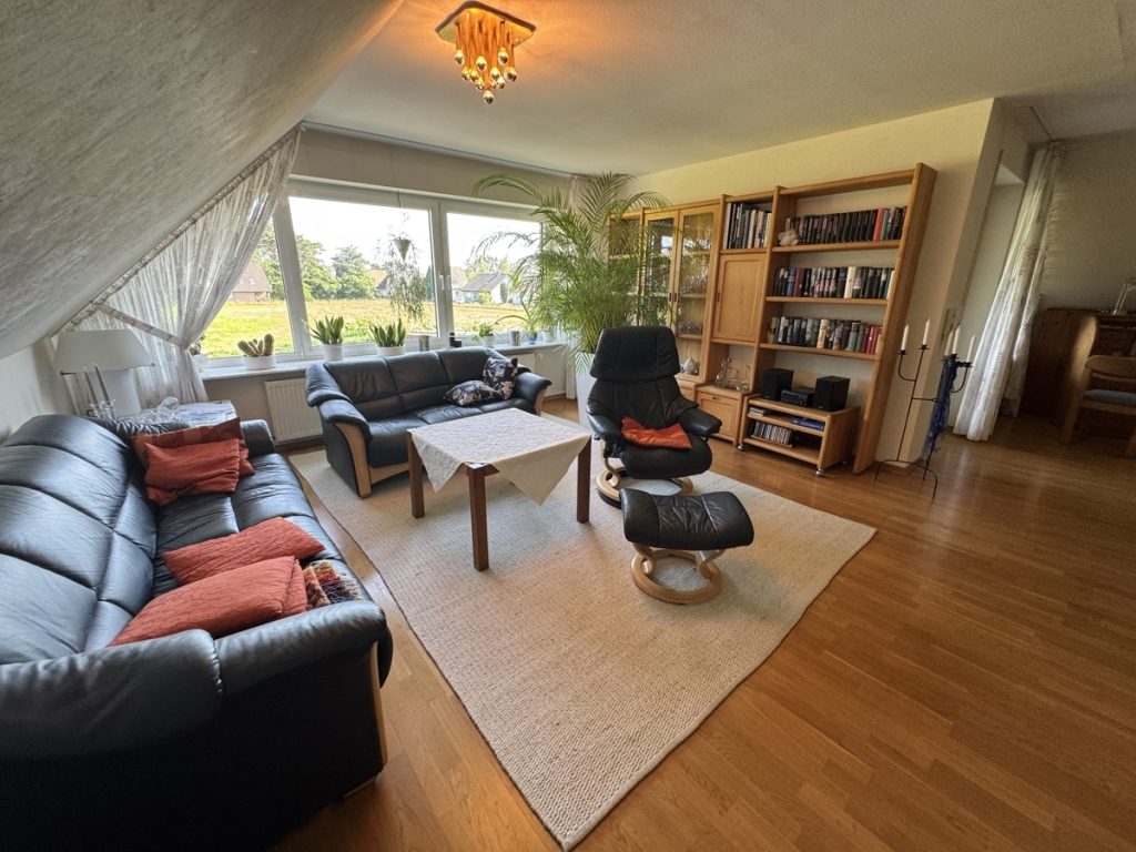 Immobilienangebot - GT-Friedrichsdorf - Alle - Groß und zeitgemäß! 4-Zi.-Obergeschosswohnung mit Dachloggia und Garage