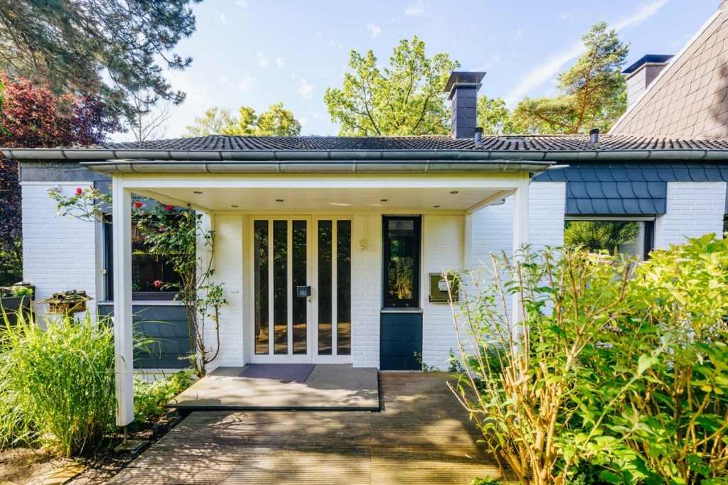 Immobilienangebot - BI-Senne - Alle - Licht, Raum und Lebensqualität - Großzügige Bungalow-Doppelhaushälfte mit Kamin und schönem Garten