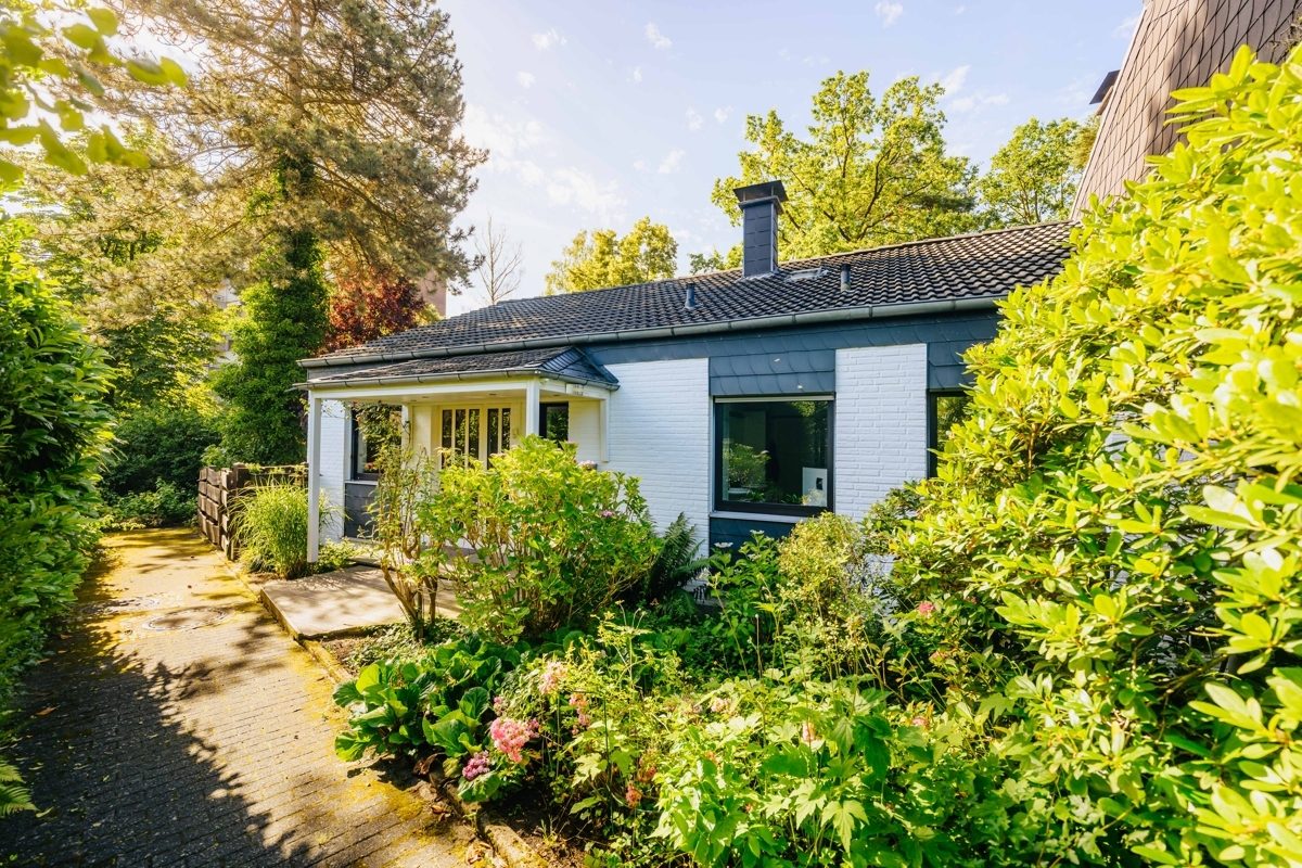 Immobilienangebot - BI-Senne - Alle - Licht, Raum und Lebensqualität - Großzügige Bungalow-Doppelhaushälfte mit Kamin und schönem Garten