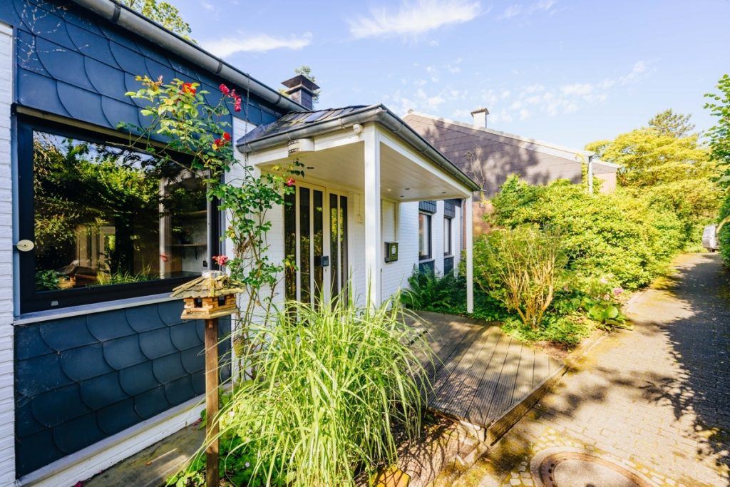Immobilienangebot - BI-Senne - Alle - Licht, Raum und Lebensqualität - Großzügige Bungalow-Doppelhaushälfte mit Kamin und schönem Garten