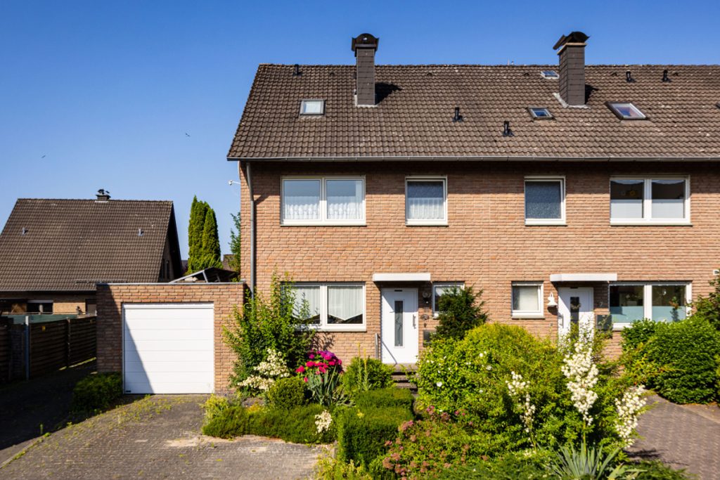 Immobilienangebot - Bielefeld - Alle - Reihenendhaus mit Potenzial – Solide Basis für die Familie