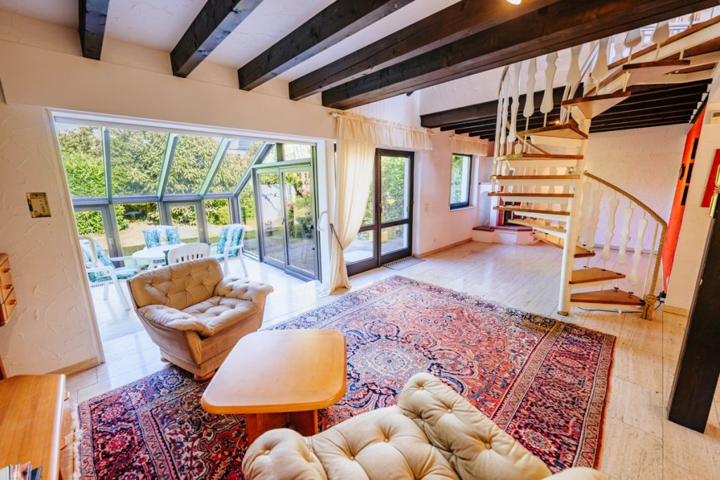 Immobilienangebot - Leopoldshöhe / Asemissen - Alle - Offen, großzügig, individuell – Einfamilienhaus mit Wintergarten und Kamin