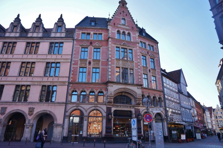 Kunze Immobilien e.K. - Immobilienangebot - 30159 Hannover - Mitte (Zentrum) - Wohn-/Geschäftshaus (Invest.) - KUNZE: PROVISIONSFREI: Baudenkmal mit leerstehender Maisonettewohnung in Toplage der Altstadt