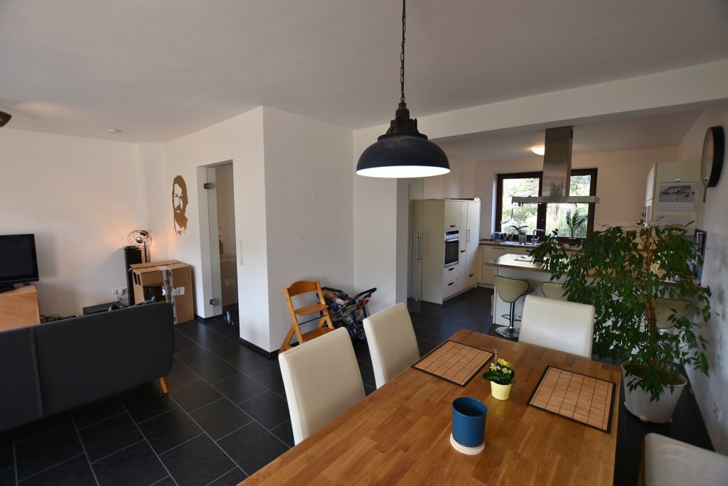 000KurzWohnküche Kunze Immobilien e.K. - Immobilienangebot - 30966 Hemmingen - Arnum - Reihenmittelhaus - KUNZE: Vollunterkellertes Reihenmittelhaus mit großzügiger Wohnküche und 5,5 Zimmern in Arnum