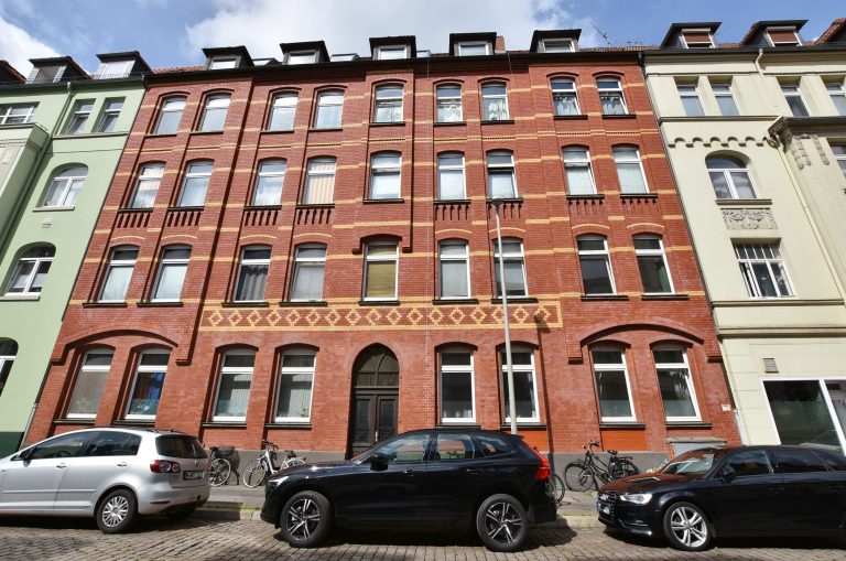 Kunze Immobilien e.K. - Immobilienangebot - 30171 Hannover - Südstadt - Mehrfamilienhaus - KUNZE: Sanierungsbedürftiges Mehrfamilienhaus mit 11 Wohnungen in Hannovers Südstadt
