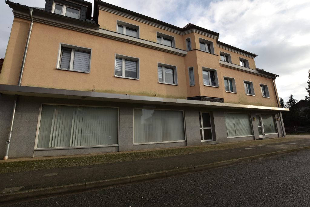 000KurzAußenansicht Kunze Immobilien e.K. - Immobilienangebot - 31275 Lehrte - Lehrte - Wohn-/Geschäftshaus (Invest.) - KUNZE: Modernisiertes Wohn-Geschäftshaus mit angrenzendem Baugrundstück in Lehrte-Kernstadt