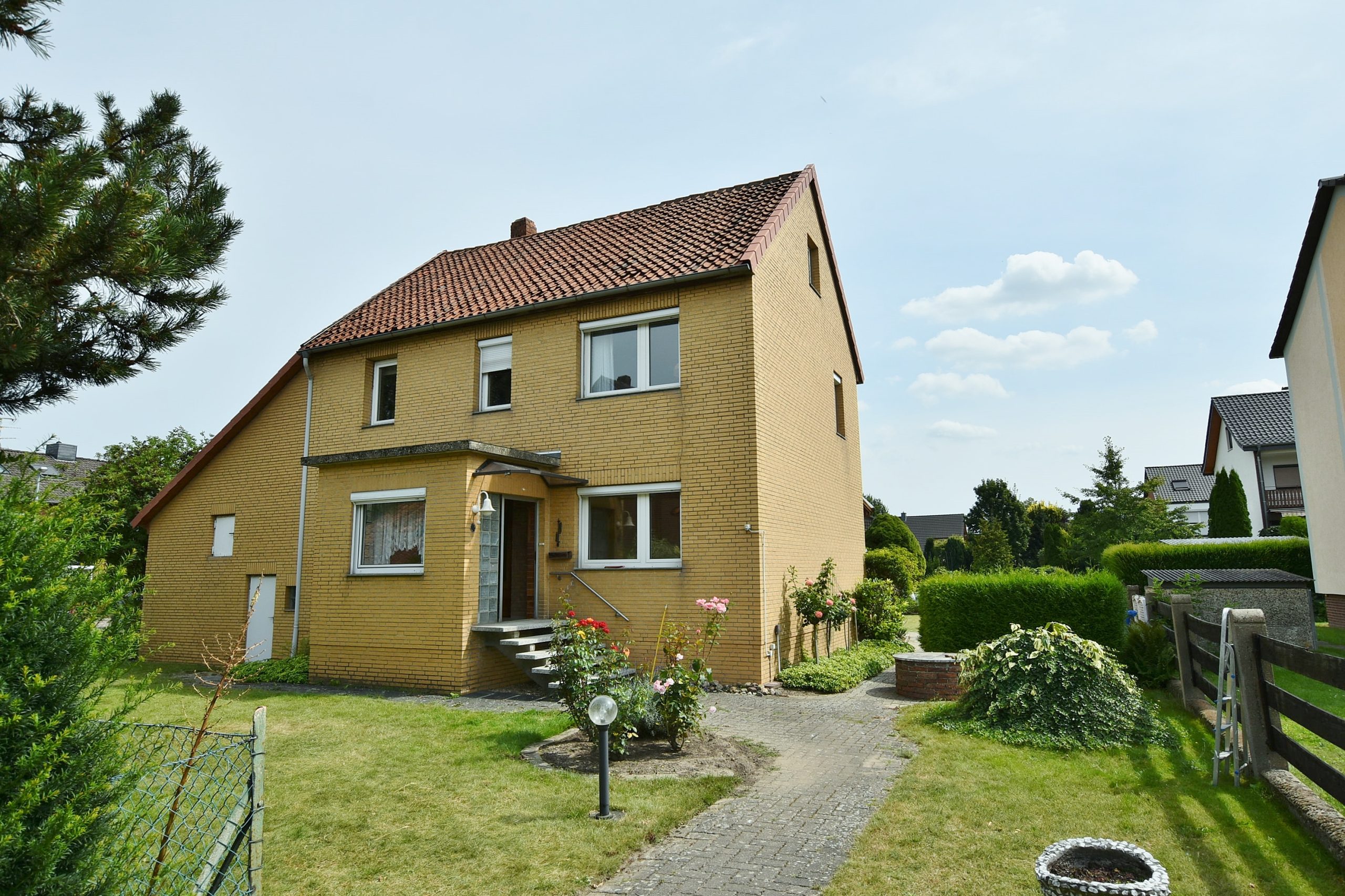 Kunze Immobilien e. K. - Immobilienangebot - 31177 Harsum - Landkreis Hildesheim - Einfamilienhaus - KUNZE: PROVISIONSFREI: Sanierungsbedürftiges Haus mit hervorragender S-Bahn Anbindung