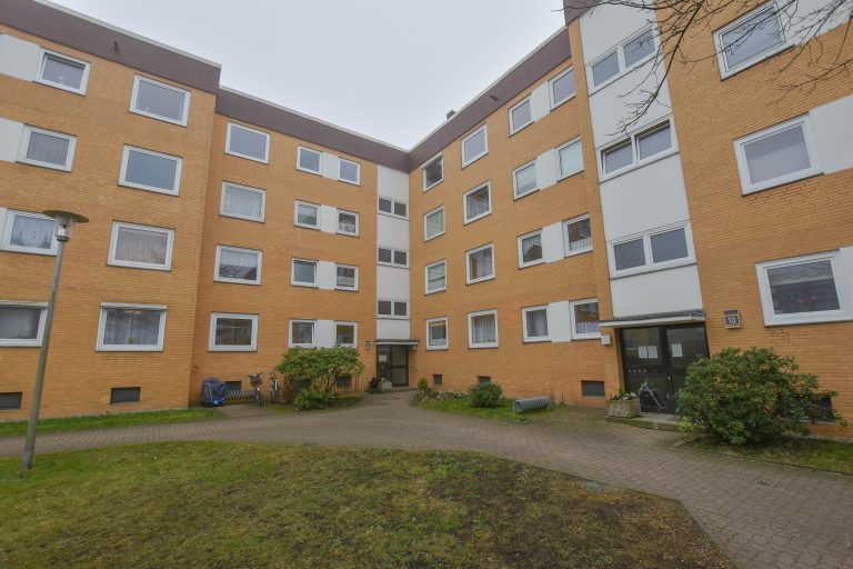 Kunze Immobilien e. K. - Immobilienangebot - 30916 Isernhagen - Altwarmbüchen - Wohnungen - KUNZE: gut geschnittene Wohnung mit großem Wohnzimmer und Balkon in Altwarmbüchen
