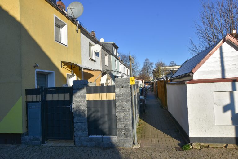 Kunze Immobilien e. K. - Immobilienangebot - 31157 Sarstedt - Sarstedt - Häuser - KUNZE: Sanierungsbedürftiges Reihenhaus mit guter Anbindung in Sarstedt