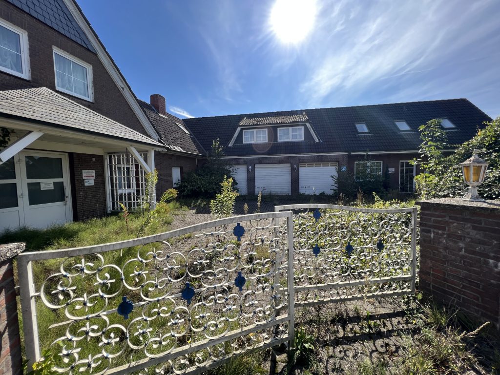 000KurzFrontansicht Kunze Immobilien e. K. - Immobilienangebot - 30900 Wedemark - Wedemark - Anlage-/Investmentobjekte - KUNZE: Entwicklungsfähiges Grundstück mit Altbestand - Abbensen