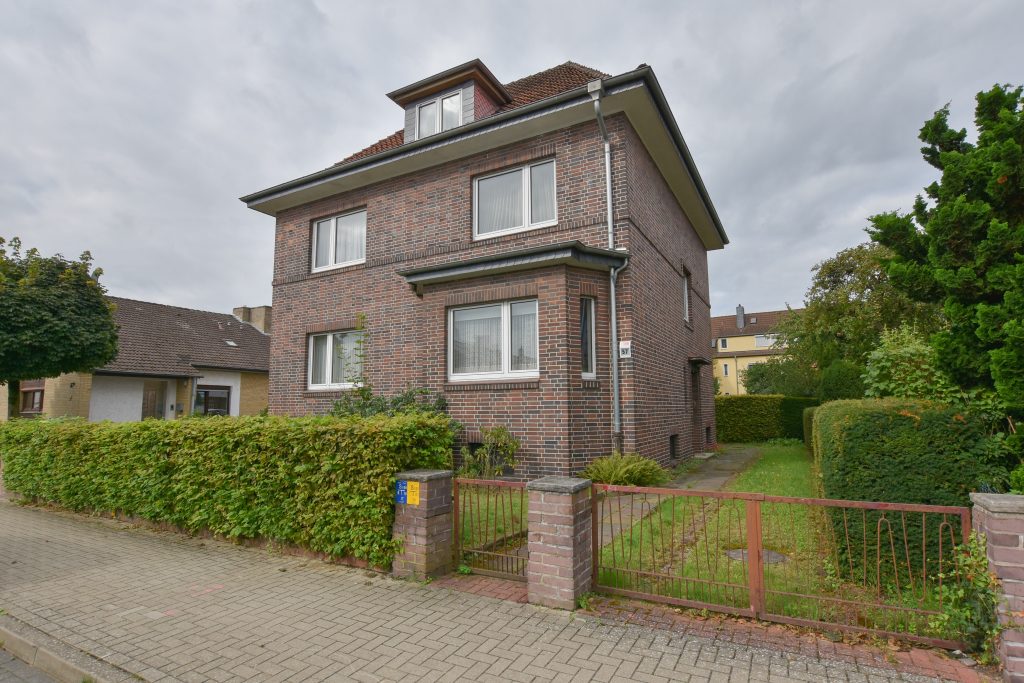 000KurzAußenansicht Kunze Immobilien e. K. - Immobilienangebot - 31275 Lehrte - Lehrte - Einfamilienhaus - KUNZE: Provisionsfrei: sanierungsbedürftiges Ein- oder Zweifamilienhaus in Lehrte