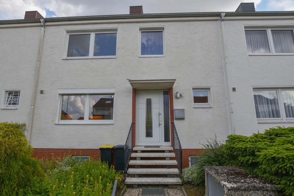 000KurzAußenansicht Kunze Immobilien e. K. - Immobilienangebot - 30982 Pattensen - Pattensen - Einfamilienhaus - KUNZE: gut geschnittenes und vollunterkellertes Reihenhaus in Pattensen