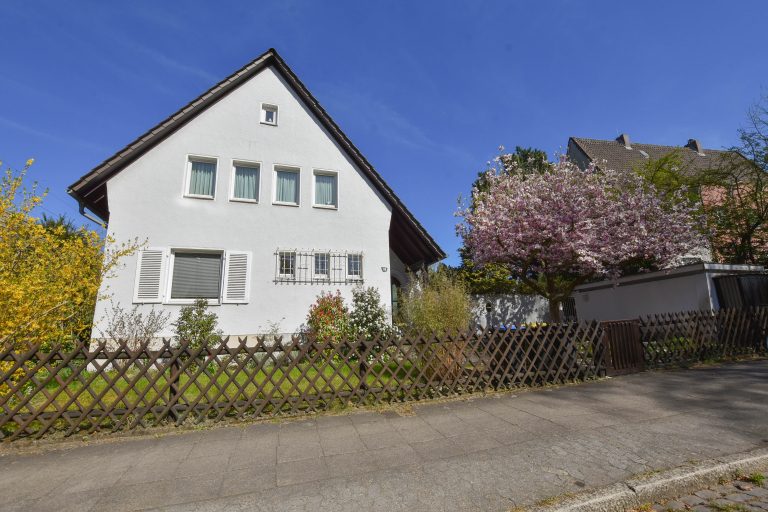 Kunze Immobilien e. K. - Immobilienangebot - 30519 Hannover - Döhren - Häuser - KUNZE: Nur ca. 300 Meter vom Aspria entfernt: Freistehendes Haus in Bestlage von Hannover-Döhren