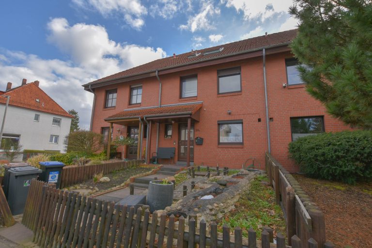 Kunze Immobilien e. K. - Immobilienangebot - 30419 Hannover - Vinnhorst - Reihenmittelhaus - KUNZE: vollunterkellertes Reihenmittelhaus mit 2 Garagen in guter Lage von Hannover-Vinnhorst