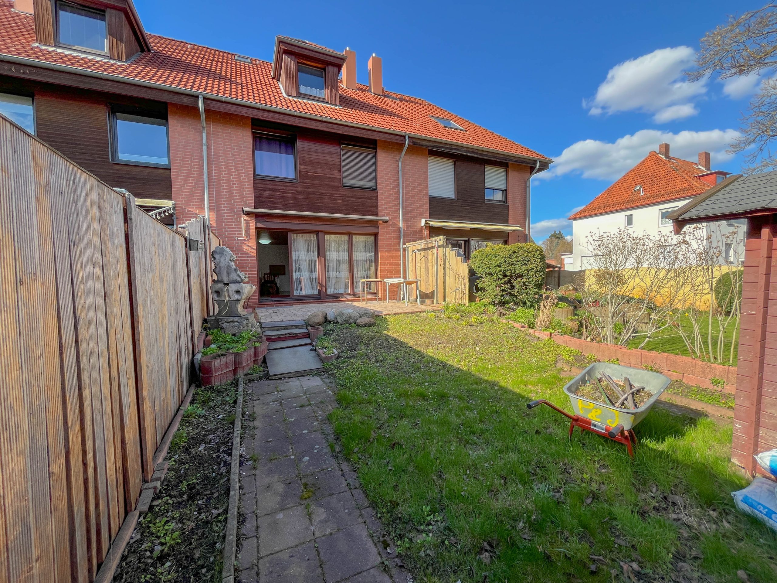 Kunze Immobilien e. K. - Immobilienangebot - 30419 Hannover - Vinnhorst - Reihenmittelhaus - KUNZE: vollunterkellertes Reihenmittelhaus mit 2 Garagen in guter Lage von Hannover-Vinnhorst