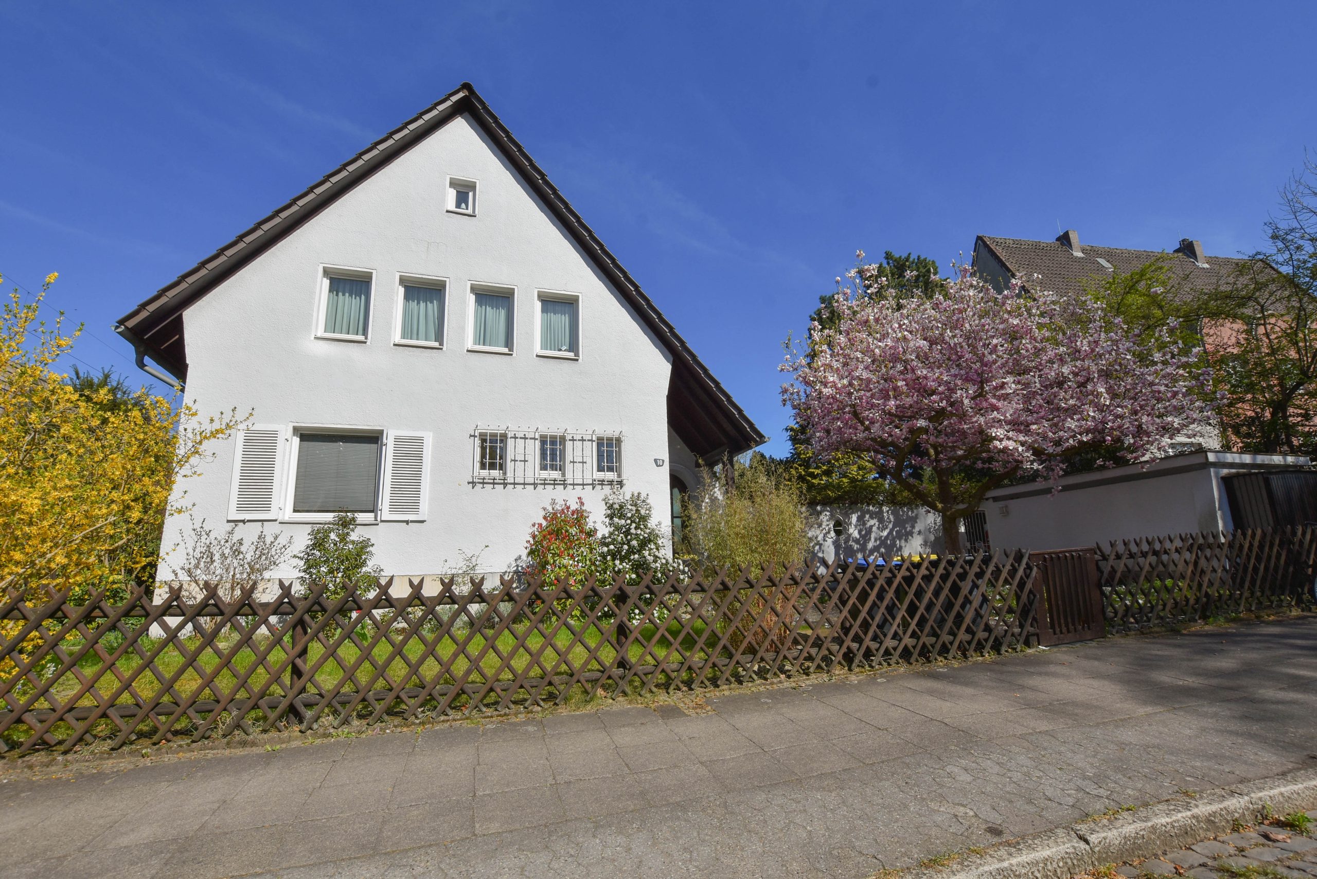 Kunze Immobilien e. K. - Immobilienangebot - 30519 Hannover - Döhren - Einfamilienhaus - KUNZE: Nur ca. 300 Meter vom Aspria entfernt: Freistehendes Haus in Bestlage von Hannover-Döhren