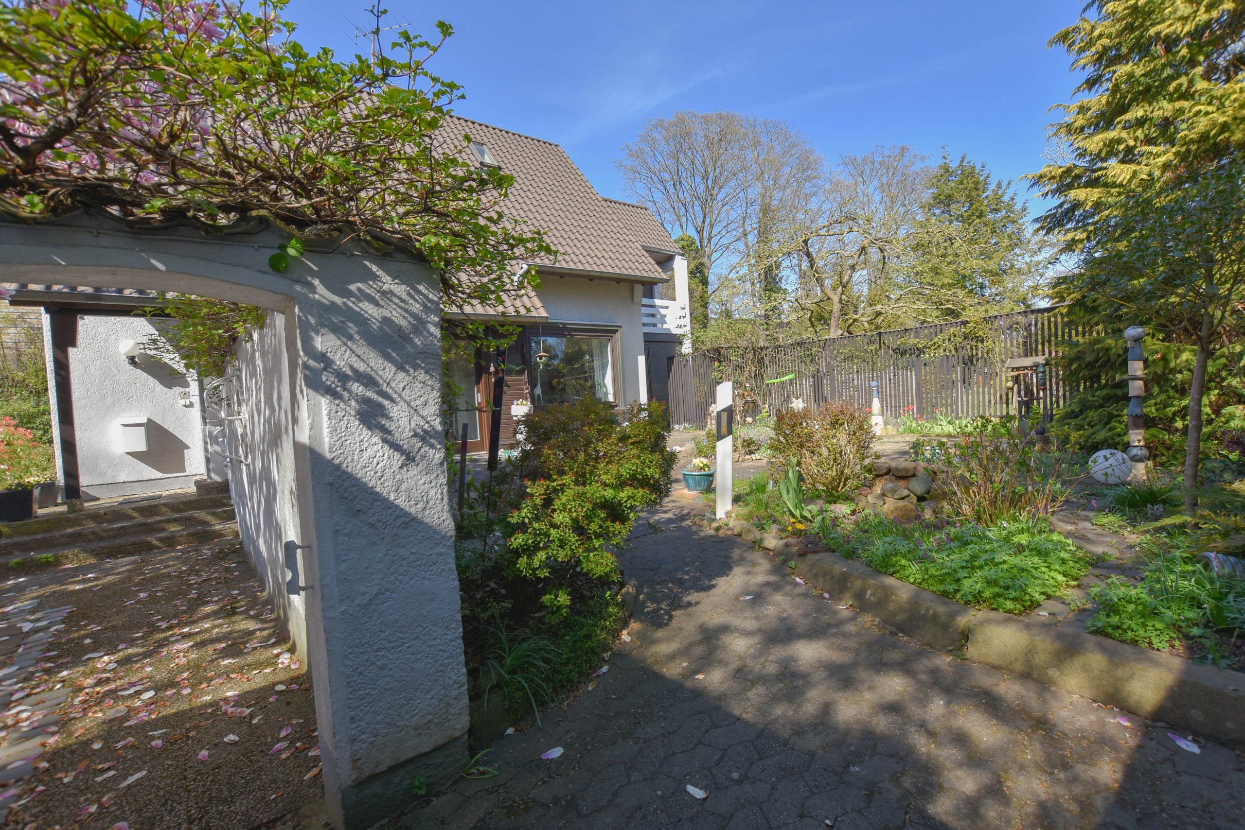 Kunze Immobilien e. K. - Immobilienangebot - 30519 Hannover - Döhren - Einfamilienhaus - KUNZE: Nur ca. 300 Meter vom Aspria entfernt: Freistehendes Haus in Bestlage von Hannover-Döhren