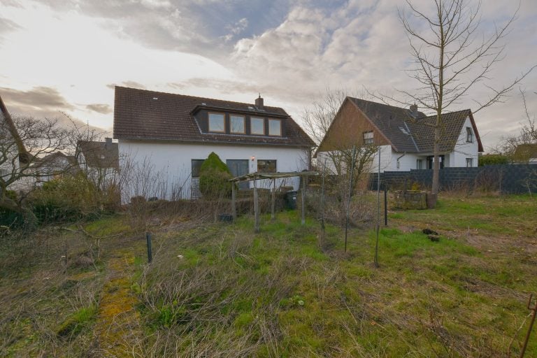 Kunze Immobilien e. K. - Immobilienangebot - 31840 Hessisch-Oldendorf - Landkreis Hameln-Pyrmont - Einfamilienhaus - KUNZE: Vollunterkellertes Einfamilienhaus mit schönem Garten -Provisionsfrei-
