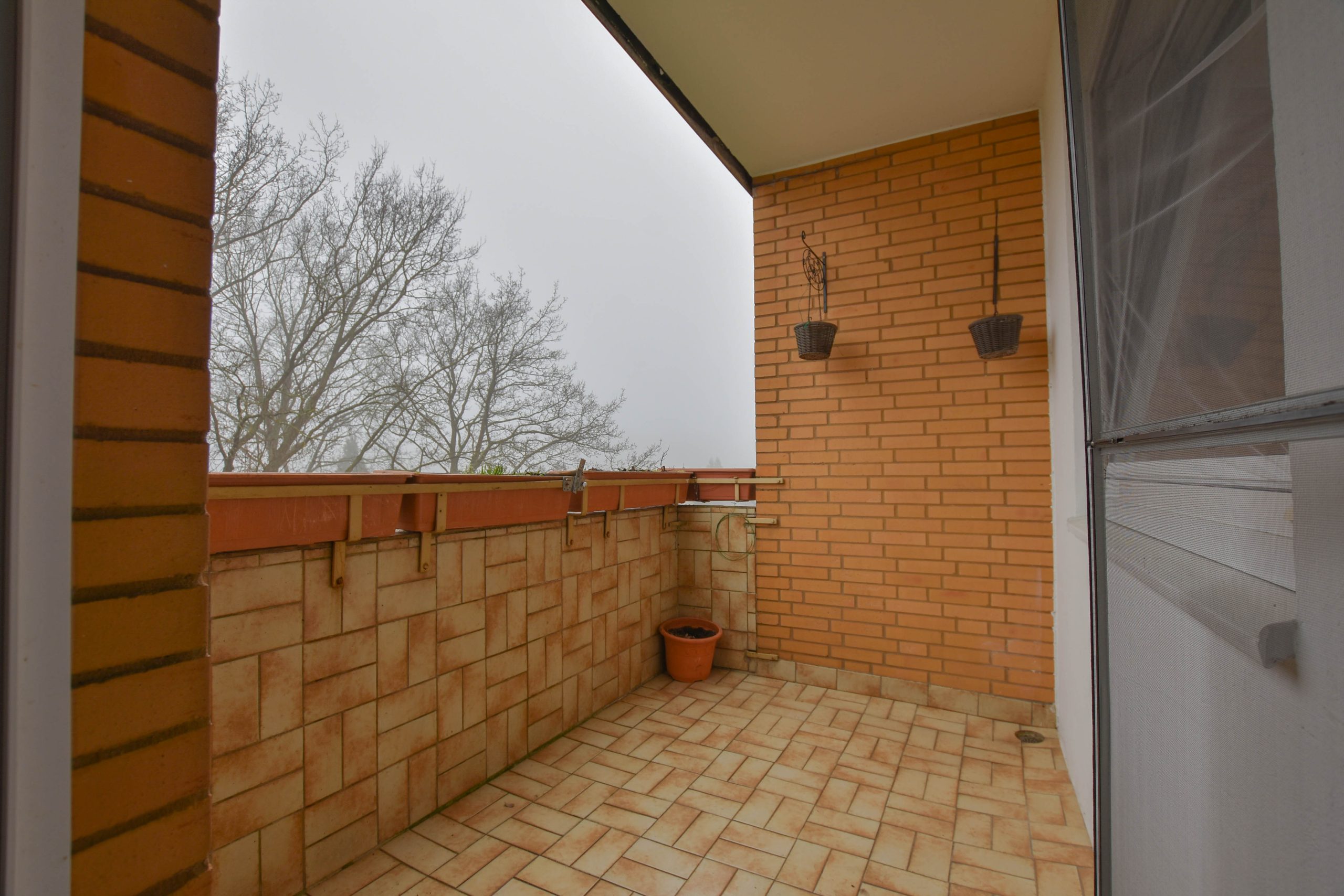 Kunze Immobilien e. K. - Immobilienangebot - 30916 Isernhagen - Isernhagen - Etagenwohnung - KUNZE: gut geschnittene Wohnung mit großem Wohnzimmer und Balkon in Altwarmbüchen