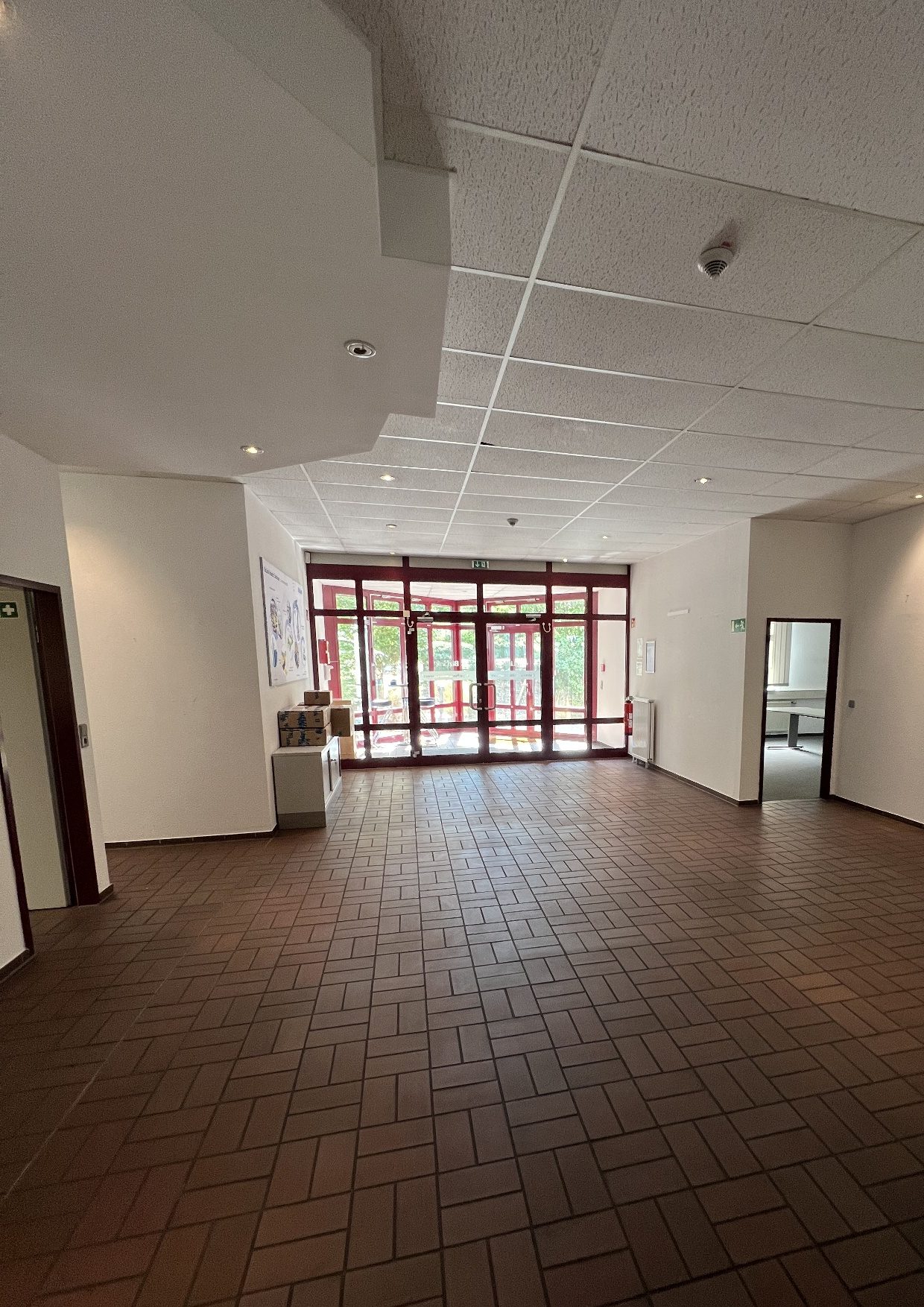 Kunze Immobilien e. K. - Immobilienangebot - 30539 Hannover - Bemerode - Büro - KUNZE: Attraktive Büroflächen mit großer Hallenlagerfläche in der Nähe des Messegeländes