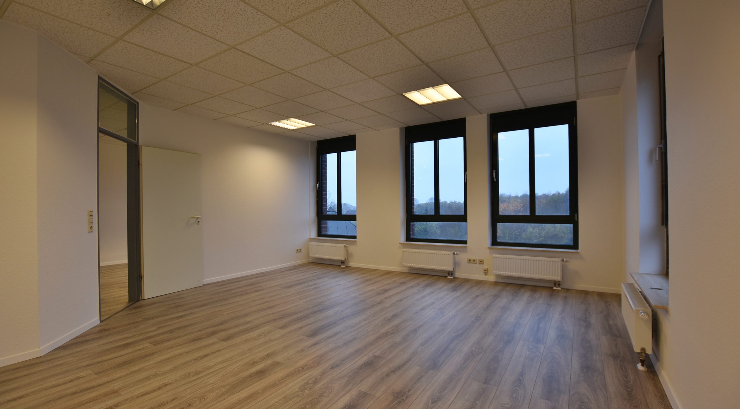 Kunze Immobilien e. K. - Immobilienangebot - 30880 Laatzen - Laatzen - Büro - KUNZE: Bürofläche mit 10 Arbeitsplätzen mit Blick ins Grüne in Laatzen-PROVISIONSFREI-