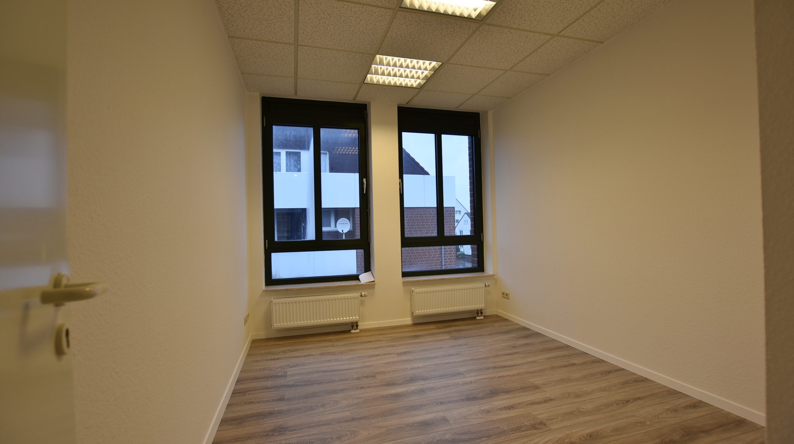 Kunze Immobilien e. K. - Immobilienangebot - 30880 Laatzen - Laatzen - Büro - KUNZE: Bürofläche mit 10 Arbeitsplätzen mit Blick ins Grüne in Laatzen-PROVISIONSFREI-