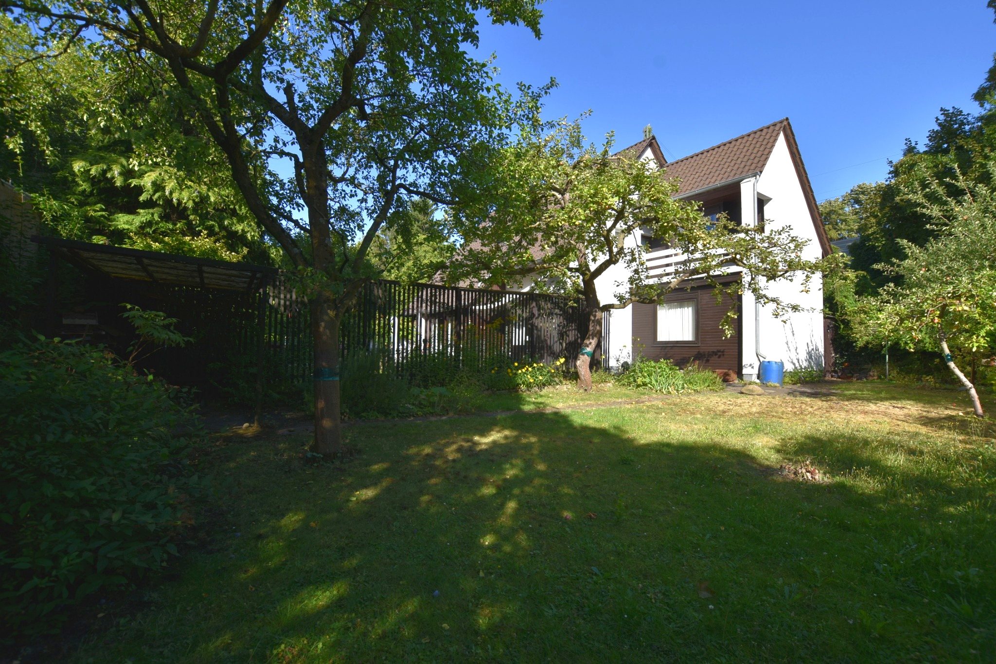 Kunze Immobilien e. K. - Immobilienangebot - 30519 Hannover - Döhren - Einfamilienhaus - KUNZE: Nur ca. 300 Meter vom Aspria entfernt: Freistehendes Haus in Bestlage von Hannover-Döhren