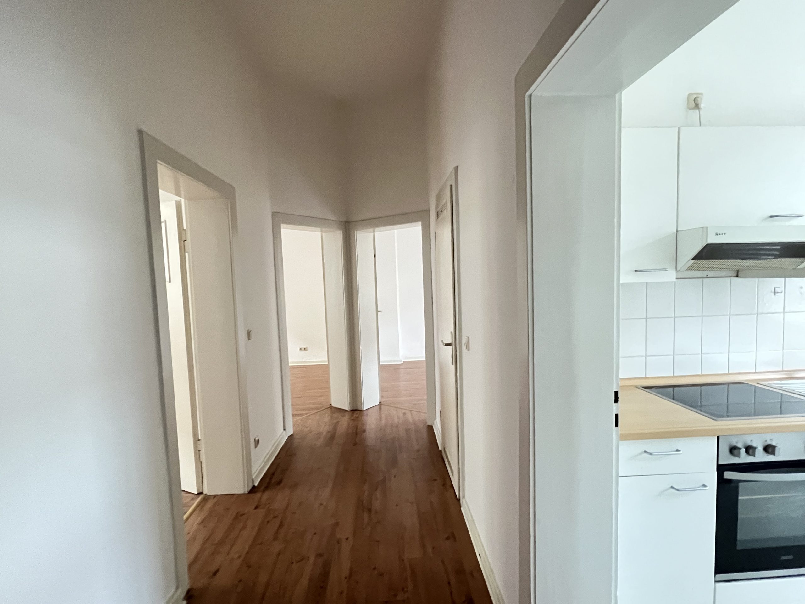 Kunze Immobilien e. K. - Immobilienangebot - 30161 Hannover - Oststadt - Erdgeschosswohnung - KUNZE: 3 Zimmer Wohnung mit Balkon in der Oststadt!