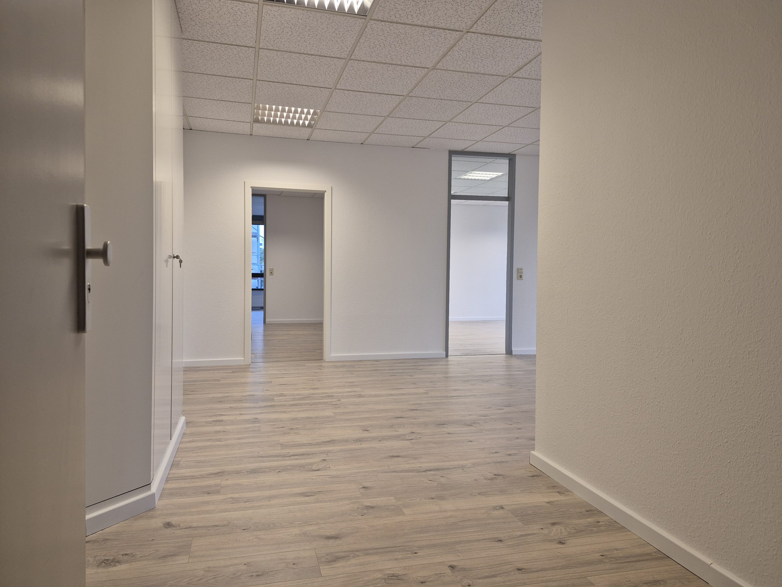 Kunze Immobilien e. K. - Immobilienangebot - 30880 Laatzen - Laatzen - Büro - KUNZE: renovierte Büro- oder Praxisfläche mit Fahrstuhl in guter Lage von Laatzen