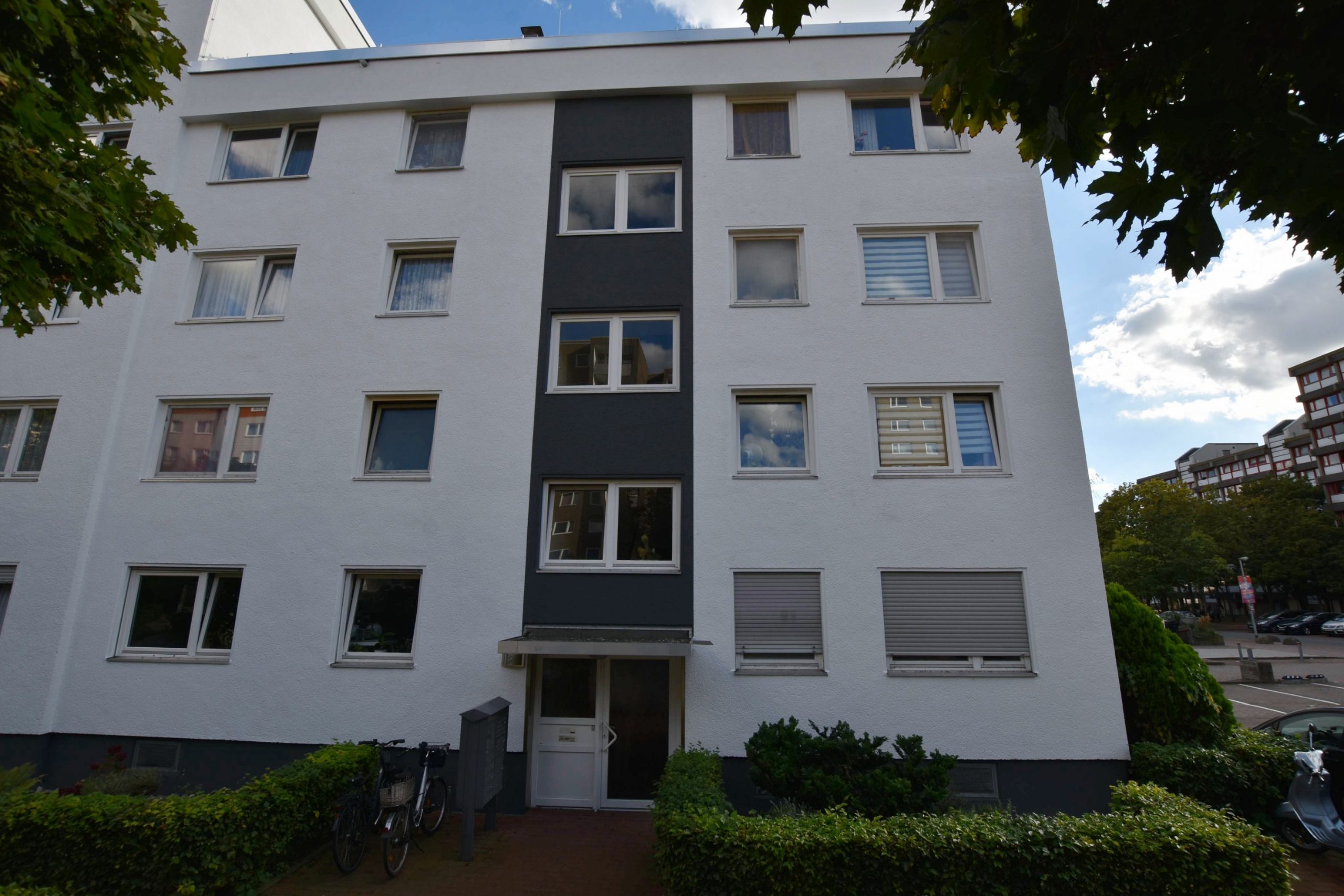 Kunze Immobilien e. K. - Immobilienangebot - 30177 Hannover - List - Etagenwohnung - KUNZE: 2-Zimmerwohnung mit Loggia in gepflegtem Mehrfamilienhaus in Eilenriedennähe