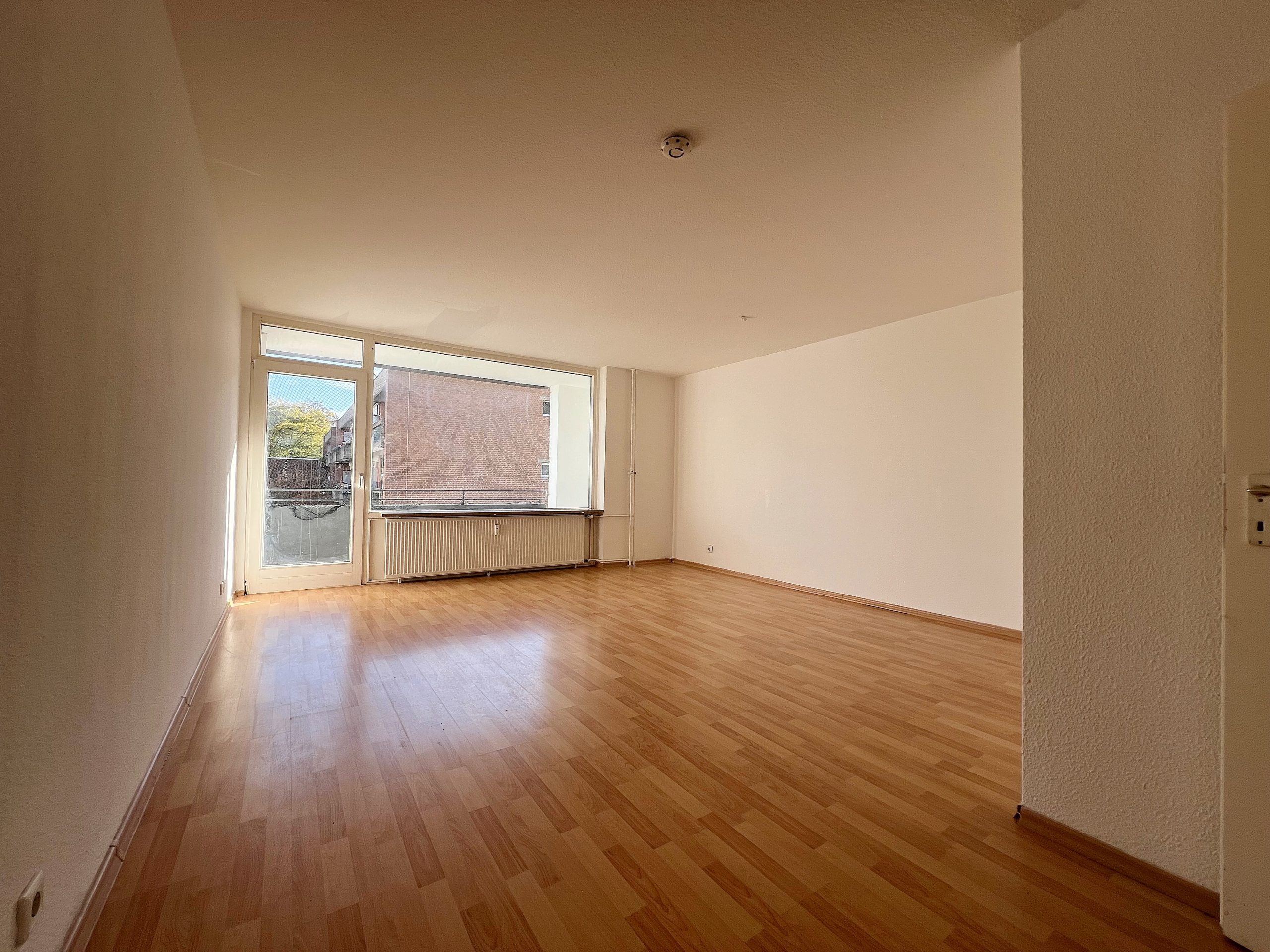 Kunze Immobilien e. K. - Immobilienangebot - 30177 Hannover - List - Etagenwohnung - KUNZE: 2-Zimmerwohnung mit Loggia in gepflegtem Mehrfamilienhaus in Eilenriedennähe