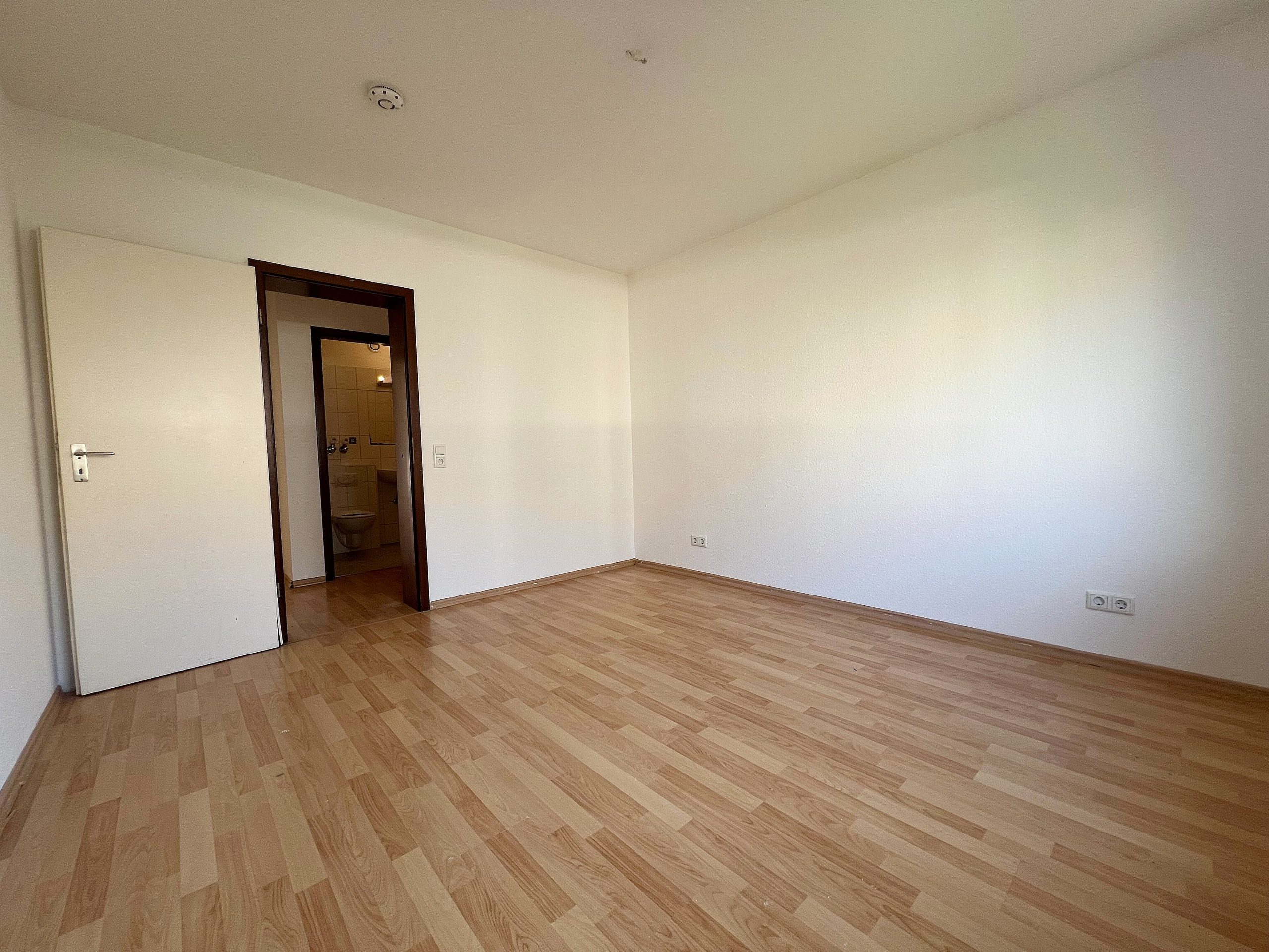 Kunze Immobilien e. K. - Immobilienangebot - 30177 Hannover - List - Etagenwohnung - KUNZE: 2-Zimmerwohnung mit Loggia in gepflegtem Mehrfamilienhaus in Eilenriedennähe