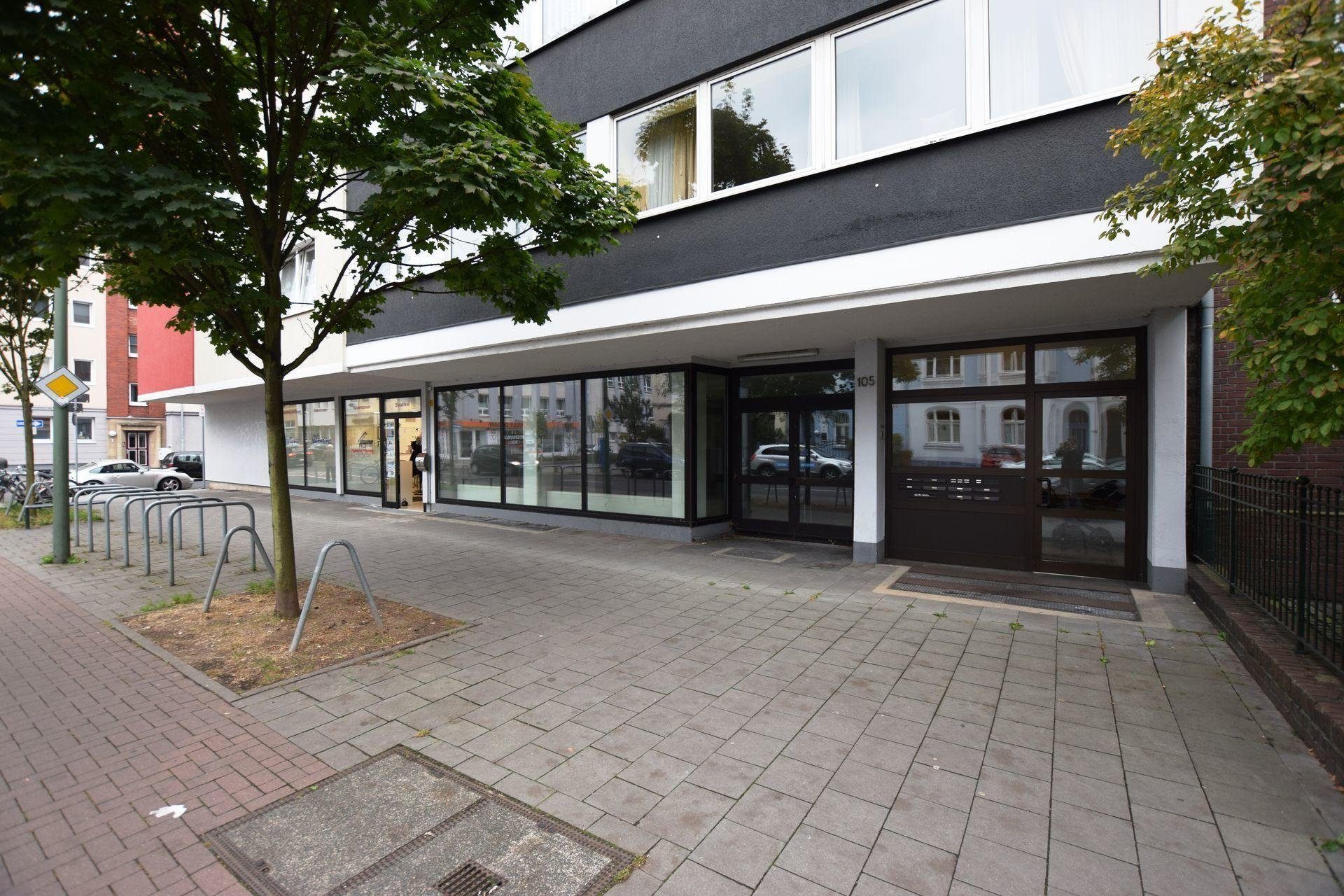 Peter Busch Immobilien GmbH - Immobilienangebot - Neuss - Büro/Praxen - Großes Ladenlokal auf der Neusser Furth