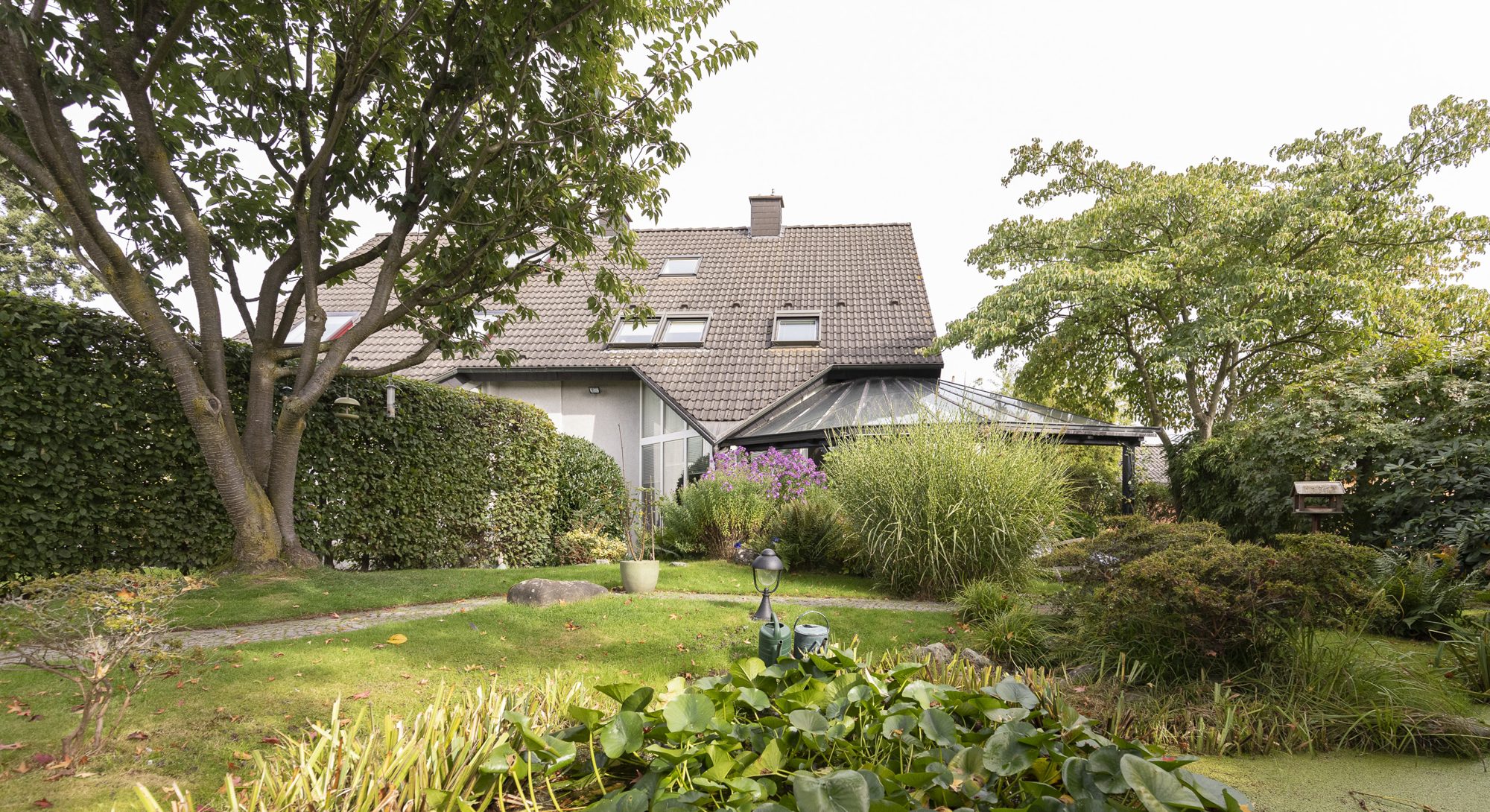 Peter Busch Immobilien GmbH - Immobilienangebot - Meerbusch - Alle - Hochwertig ausgestattete Doppelhaushälfte mit traumhaftem Garten in ruhiger Lage von Meerbusch