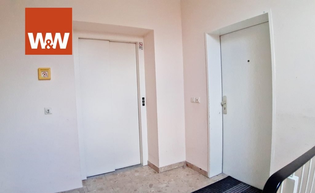 Immobilienangebot - Zwickau / Niederplanitz - Wohnung - Frisch renovierte DG-Wohnung mit Fahrstuhl - mtl. Kreditrate 120 €