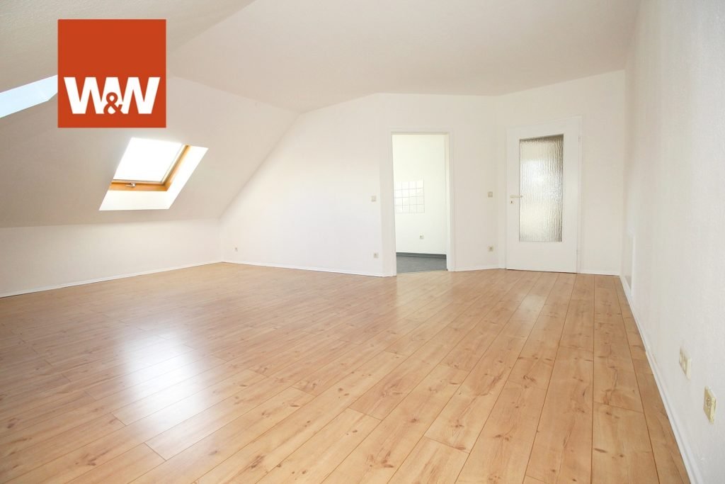 Immobilienangebot - Zwickau / Niederplanitz - Wohnung - Frisch renovierte DG-Wohnung mit Fahrstuhl - mtl. Kreditrate 120 €