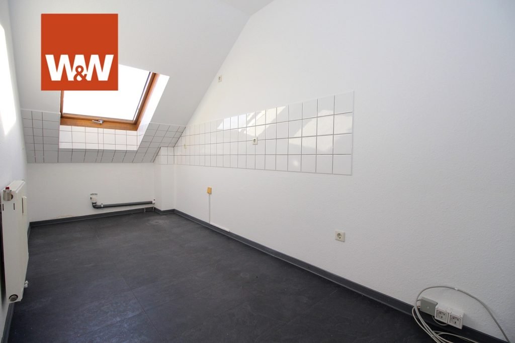 Immobilienangebot - Zwickau / Niederplanitz - Wohnung - Frisch renovierte DG-Wohnung mit Fahrstuhl - mtl. Kreditrate 120 €