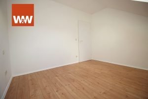 Immobilienangebot - Zwickau / Niederplanitz - Wohnung - Frisch renovierte DG-Wohnung mit Fahrstuhl - mtl. Kreditrate 120 €