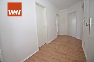 Immobilienangebot - Zwickau / Niederplanitz - Wohnung - Frisch renovierte DG-Wohnung mit Fahrstuhl - mtl. Kreditrate 120 €