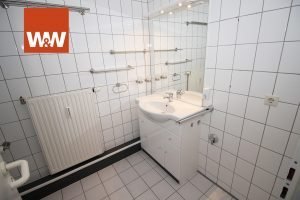 Immobilienangebot - Zwickau / Niederplanitz - Wohnung - Frisch renovierte DG-Wohnung mit Fahrstuhl - mtl. Kreditrate 120 €