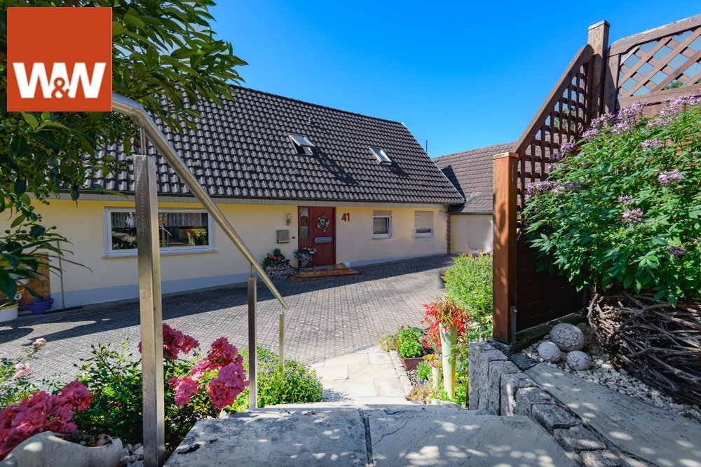 Immobilienangebot - Kippenheim / Schmieheim - Alle - Wundervolles Anwesen für zwei Familien mit separaten Hofeinfahrten, wundervollem Garten und traumhafter Aussicht in naturnaher Lage!