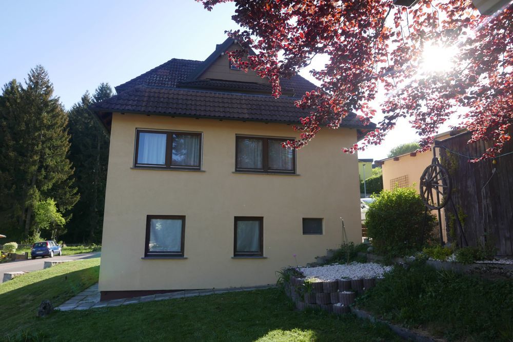 Immobilienangebot - Dornstetten - Alle - Freundliches Zweifamilienhaus 
mit Einliegerwohnung 
auf großem Grundstück in Dornstetten