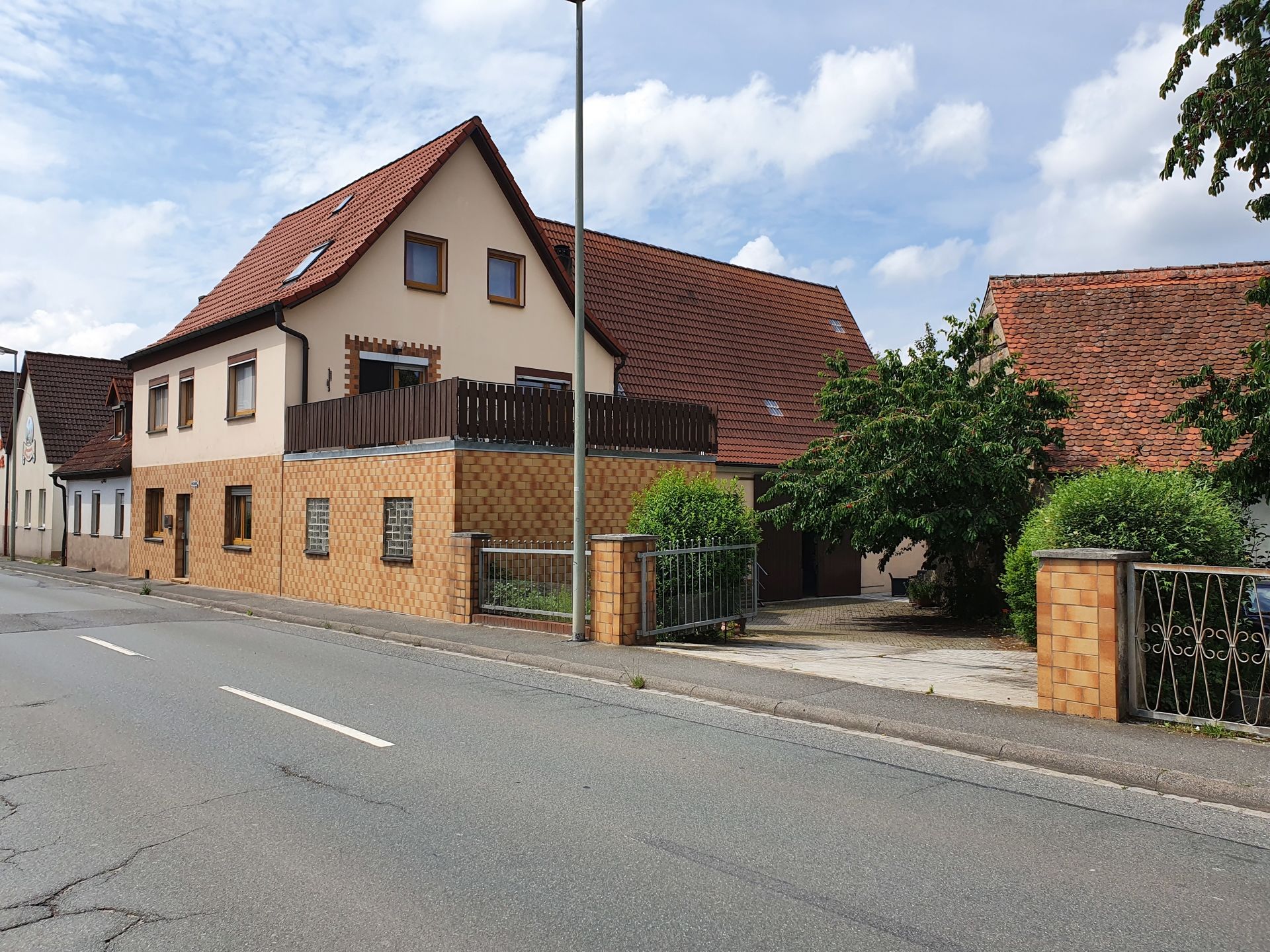 Immobilienangebot - Höchstadt an der Aisch - Alle - Höchstadt - Familienfreundliches Zweifamilienhaus mit Doppelgarage und Scheune